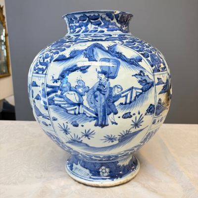 A Chinese blue and white baluster vase and cover with narrative design — photo 7