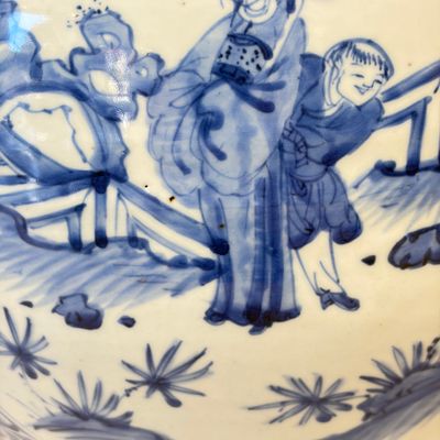 A Chinese blue and white baluster vase and cover with narrative design — photo 11