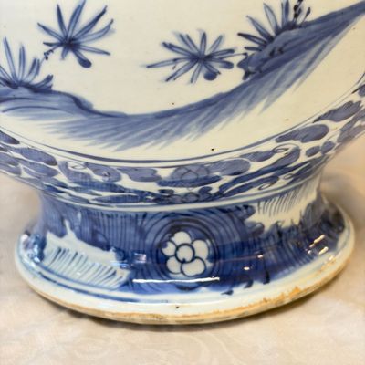 A Chinese blue and white baluster vase and cover with narrative design — photo 12
