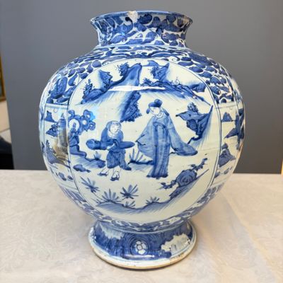 A Chinese blue and white baluster vase and cover with narrative design — photo 13