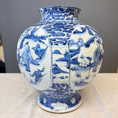 A Chinese blue and white baluster vase and cover with narrative design — photo 19