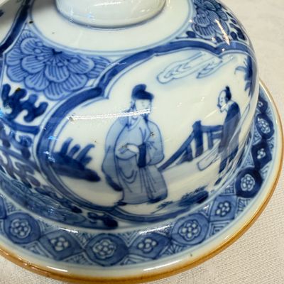 A Chinese blue and white baluster vase and cover with narrative design — photo 29