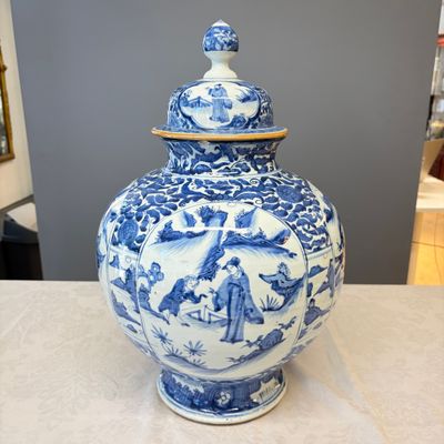 A Chinese blue and white baluster vase and cover with narrative design — photo 1