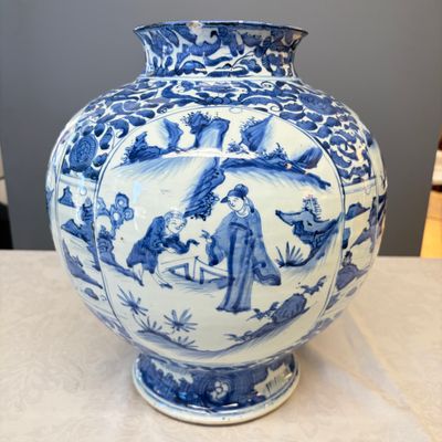 A Chinese blue and white baluster vase and cover with narrative design — photo 2