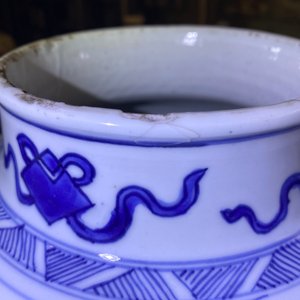 A Chinese blue and white baluster vase with antiquities, Kangxi — photo 8