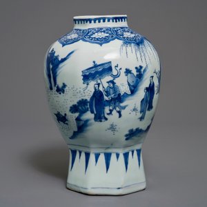 A Chinese blue and white baluster vase with figural design, Transitional period — photo 2
