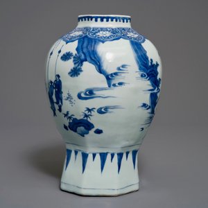 A Chinese blue and white baluster vase with figural design, Transitional period — photo 4