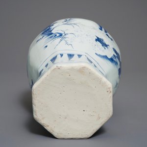 A Chinese blue and white baluster vase with figural design, Transitional period — photo 6