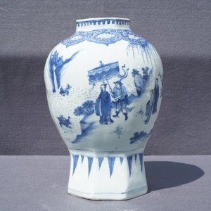 A Chinese blue and white baluster vase with figural design, Transitional period — photo 7