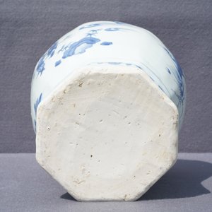 A Chinese blue and white baluster vase with figural design, Transitional period — photo 9