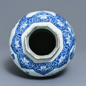 A Chinese blue and white baluster vase with figural design, Transitional period — photo 5