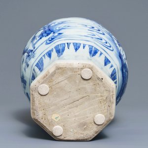 A Chinese blue and white baluster vase with figural design, Transitional period — photo 6
