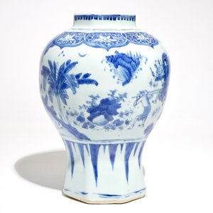 A Chinese blue and white baluster vase with figural design, Transitional period — photo 2