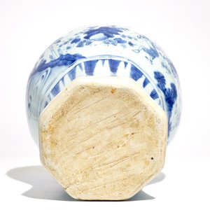 A Chinese blue and white baluster vase with figural design, Transitional period — photo 6