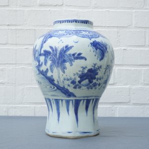 A Chinese blue and white baluster vase with figural design, Transitional period — photo 8