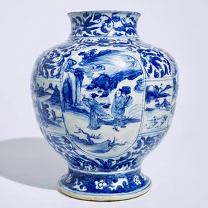 A Chinese blue and white baluster vase with figurative medallions, Ming, Wanli — photo 3