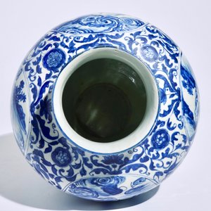 A Chinese blue and white baluster vase with figurative medallions, Ming, Wanli — photo 5