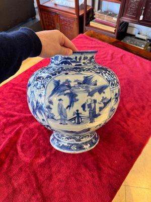 A Chinese blue and white baluster vase with figures and landscapes, Transitional period — photo 1