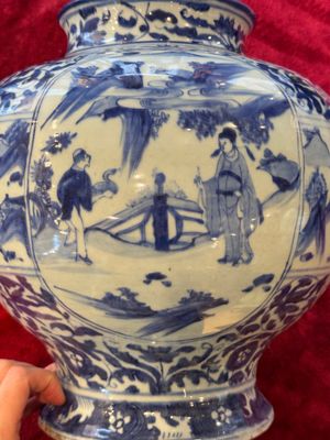A Chinese blue and white baluster vase with figures and landscapes, Transitional period — photo 11