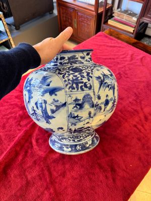A Chinese blue and white baluster vase with figures and landscapes, Transitional period — photo 2