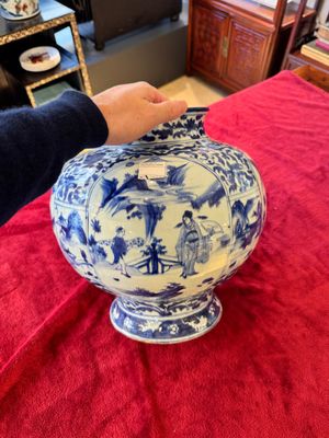 A Chinese blue and white baluster vase with figures and landscapes, Transitional period — photo 3