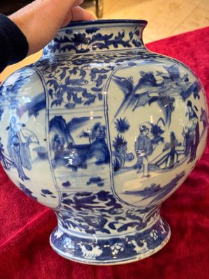 A Chinese blue and white baluster vase with figures and landscapes, Transitional period — photo 4