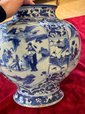A Chinese blue and white baluster vase with figures and landscapes, Transitional period — photo 5