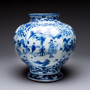 A Chinese blue and white baluster vase with figures and landscapes, Transitional period — photo 2