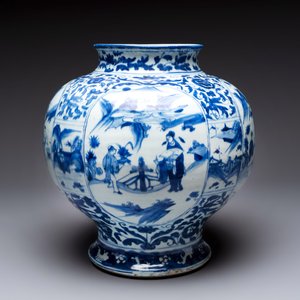 A Chinese blue and white baluster vase with figures and landscapes, Transitional period — photo 3