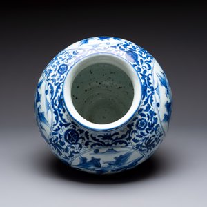 A Chinese blue and white baluster vase with figures and landscapes, Transitional period — photo 5
