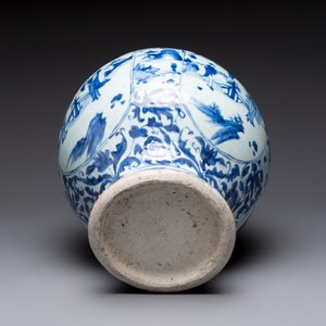 A Chinese blue and white baluster vase with figures and landscapes, Transitional period — photo 6