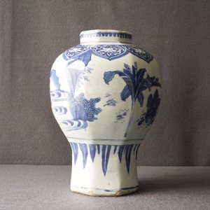 A Chinese blue and white baluster vase with figures in a landscape, Transitional period — photo 17