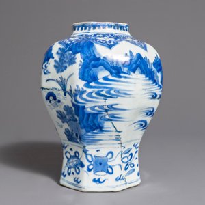 A Chinese blue and white baluster vase with figures in a landscape, Transitional period — photo 2