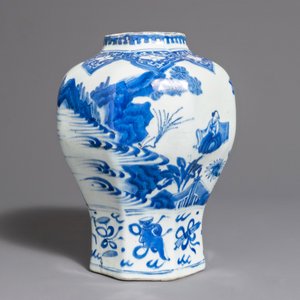 A Chinese blue and white baluster vase with figures in a landscape, Transitional period — photo 3