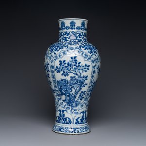A Chinese blue and white baluster vase with floral design, Kangxi — 照片 1