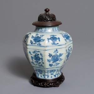 A Chinese blue and white baluster vase with floral design, Ming — photo 1