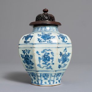 A Chinese blue and white baluster vase with floral design, Ming — photo 2