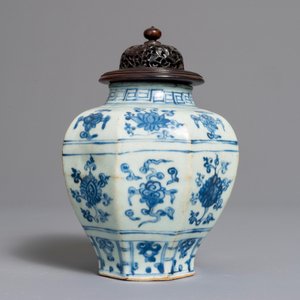 A Chinese blue and white baluster vase with floral design, Ming — photo 3