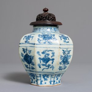 A Chinese blue and white baluster vase with floral design, Ming — photo 4