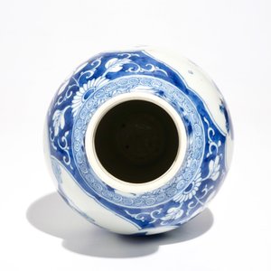 A Chinese blue and white baluster vase with landscape panels, Kangxi — 照片 6