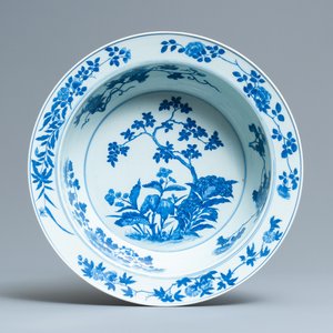 A Chinese blue and white basin with floral design, 19th C. — photo 1