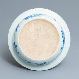 A Chinese blue and white basin with floral design, 19th C. — photo 2