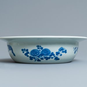 A Chinese blue and white basin with floral design, 19th C. — photo 3