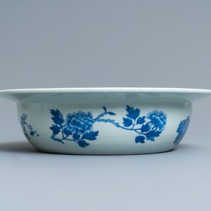 A Chinese blue and white basin with floral design, 19th C. — photo 5