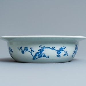 A Chinese blue and white basin with floral design, 19th C. — photo 6