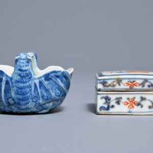 A Chinese blue and white bat-shaped brush washer and a square box and cover, Kangxi/Qianlong — 照片 2