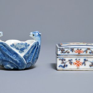 A Chinese blue and white bat-shaped brush washer and a square box and cover, Kangxi/Qianlong — 照片 5