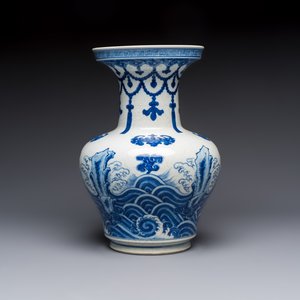 A Chinese blue and white 'Bats and Rocks among Cresting Waves' vase, Qianlong — photo 3
