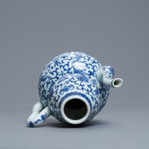 A Chinese blue and white 'bats and shou' jug, 19th C. — 照片 6