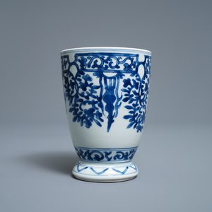 A Chinese blue and white beaker after a European silver model, Kangxi — photo 1